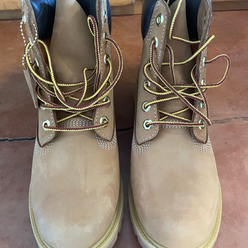 NBW Timberland boots Women Size 8 BRAND NEW